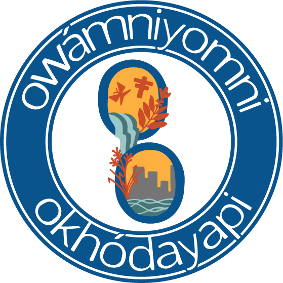 Owámniyomni Okhódayapi logo.